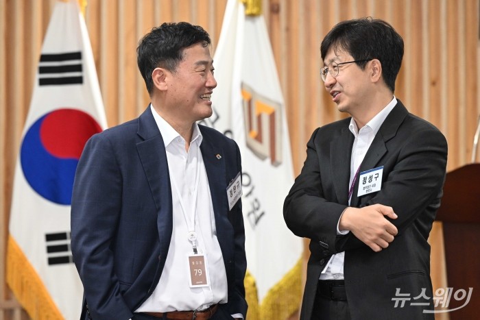 (왼쪽)정완규 여신금융협회장과 정성구 법무법인 세종 변호사가 29일 오후 경기 용인시 금융보안원에서 열린 '보이스피싱 정보공유·분석 AI 플랫폼(ASAP)' 출범식에서 대화를 하고 있다. 사진=강민석 기자 kms@newsway.co.kr