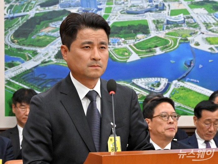 여성찬 DL건설 대표가 29일 서울 여의도 국회 국토교통위원회에서 열린  종합 국정감사에 출석해 지난 6월 발생한 인덕원~동탄선 서천역 인근에서 발생한 항타기 전도사고와 관련한 손명수 더불어민주당 의원의 질의에 답하고 있다. 사진=이수길 기자 Leo2004@newsway.co.kr