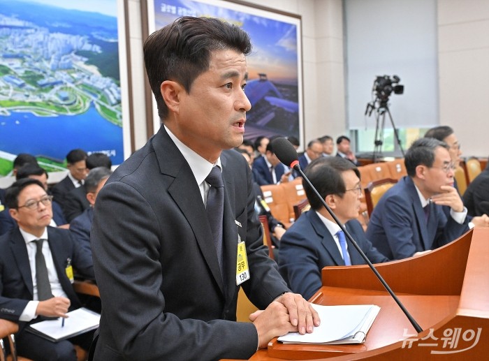 여성찬 DL건설 대표가 29일 서울 여의도 국회 국토교통위원회에서 열린  종합 국정감사에 출석해 지난 6월 발생한 인덕원~동탄선 서천역 인근에서 발생한 항타기 전도사고와 관련한 손명수 더불어민주당 의원의 질의에 답하고 있다. 사진=이수길 기자 Leo2004@newsway.co.kr