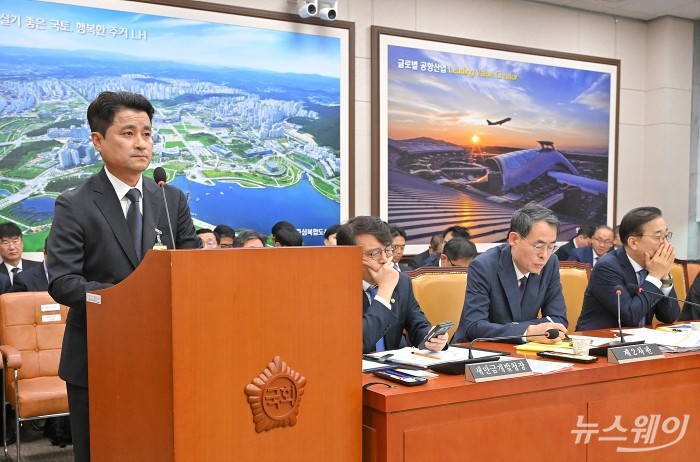 여성찬 DL건설 대표가 29일 서울 여의도 국회 국토교통위원회에서 열린  종합 국정감사에 출석해 지난 6월 발생한 인덕원~동탄선 서천역 인근에서 발생한 항타기 전도사고와 관련한 손명수 더불어민주당 의원의 질의에 답하고 있다. 사진=이수길 기자 Leo2004@newsway.co.kr