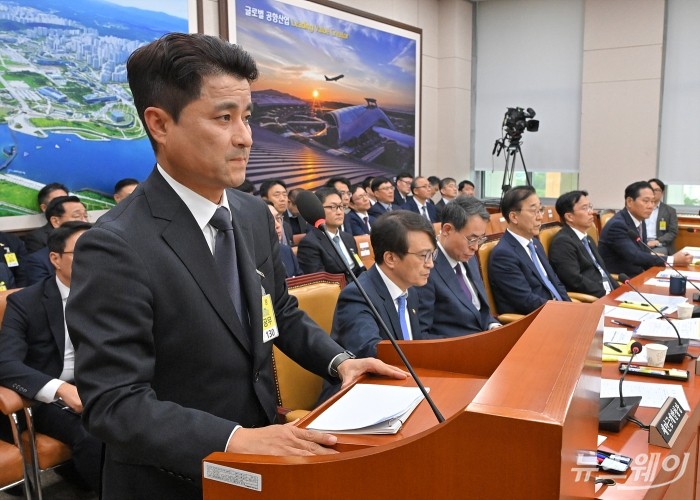 여성찬 DL건설 대표가 29일 서울 여의도 국회 국토교통위원회에서 열린  종합 국정감사에 출석해 지난 6월 발생한 인덕원~동탄선 서천역 인근에서 발생한 항타기 전도사고와 관련한 의원의 질의를 듣고 있다. 사진=이수길 기자 Leo2004@newsway.co.kr