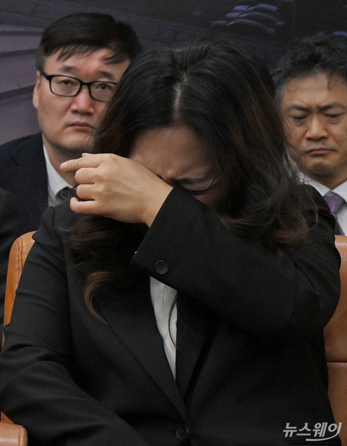 김유진 12·29 무안공항 제주항공 여객기 참사 유가족협의회 대표가 29일 서울 여의도 국회 국토교통위원회에서 열린 종합국정감사에 참고인 자격으로 출석해 발언을 마친 뒤 자리에 앉아 눈물을 훔치고 있다. 사진=이수길 기자 Leo2004@newsway.co.kr