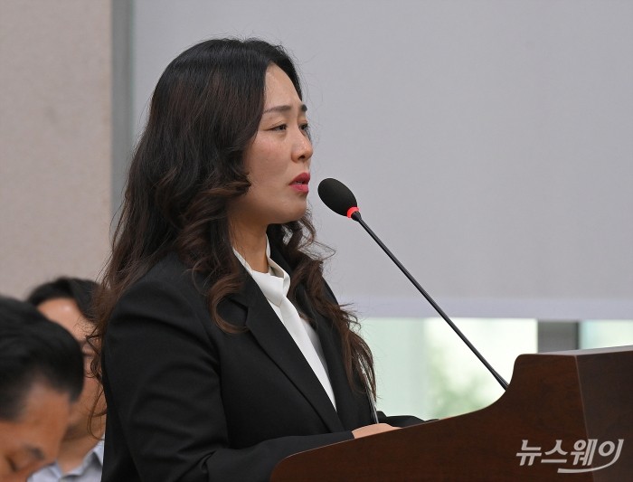 김유진 12·29 무안공항 제주항공 여객기 참사 유가족협의회 대표가 29일 서울 여의도 국회 국토교통위원회에서 열린 종합국정감사에 참고인 자격으로 출석해 발언하고 있다. 사진=이수길 기자 Leo2004@newsway.co.kr