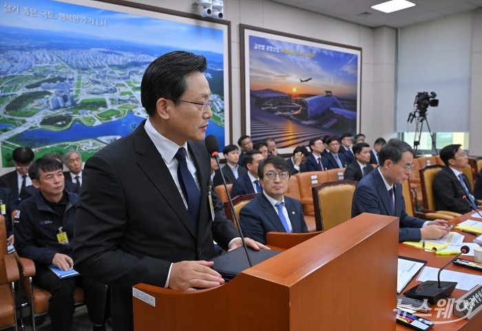 김이배 제주항공 대표가 29일 서울 여의도 국회 국토교통위원회에서 열린  종합국정감사에 출석해 지난해 발생한 12·29 무안국제공항 제주항공 여객기 참사 관련 의원들의 질의에 답하고 있다. 사진=이수길 기자 Leo2004@newsway.co.kr