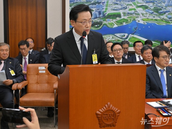 김이배 제주항공 대표가 29일 서울 여의도 국회 국토교통위원회에서 열린  종합국정감사에 출석해 지난해 발생한 12·29 무안국제공항 제주항공 여객기 참사 관련 의원들의 질의에 답하고 있다. 사진=이수길 기자 Leo2004@newsway.co.kr