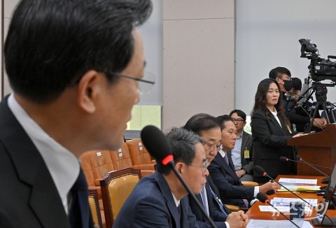 국감장에서 마주한 김이배 제주항공 대표와  김유진 제주항공 참사 유가족 대표