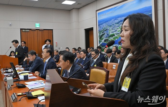 김유진 12·29 무안공항 제주항공 여객기 참사 유가족협의회 대표가 29일 서울 여의도 국회 국토교통위원회에서 열린 종합국정감사에 참고인 자격으로 출석해 발언하고 있다. 반대편 발언대에 김이배 제주항공 대표가 자리하고 있다. 사진=이수길 기자 Leo2004@newsway.co.kr