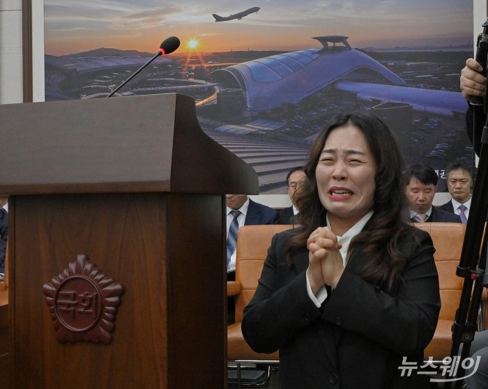 김유진 12·29 무안공항 제주항공 여객기 참사 유가족협의회 대표가 29일 서울 여의도 국회 국토교통위원회에서 열린 종합국정감사에 참고인 자격으로 출석해 발언도중 의원들을 향해 조사 관련 정보를 공개하고 하루빨리 진실을 밝힐 것을 무릎 꿇고 호소하고 있다. 사진=이수길 기자 Leo2004@newsway.co.kr