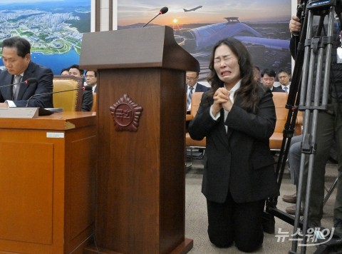 의원들 향해 무릎 꿇고 호소하는 무안 제주항공 참사 유가족 대표