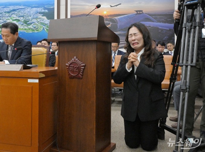 김유진 12·29 무안공항 제주항공 여객기 참사 유가족협의회 대표가 29일 서울 여의도 국회 국토교통위원회에서 열린 종합국정감사에 참고인 자격으로 출석해 발언도중 의원들을 향해 조사 관련 정보를 공개하고 하루빨리 진실을 밝힐 것을 무릎 꿇고 호소하고 있다. 사진=이수길 기자 Leo2004@newsway.co.kr