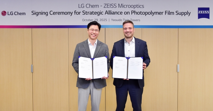 여의도 LG트윈타워에서 LG화학 전자소재사업부장 고경덕 상무(왼쪽)가 자이스(ZEISS)의 슈테판 회퍼(Stephan Höfer) 사업개발총괄과 포토폴리머 필름 사업협력 계약을 체결한 뒤 기념촬영을 하고 있다. 사진=LG화학 제공