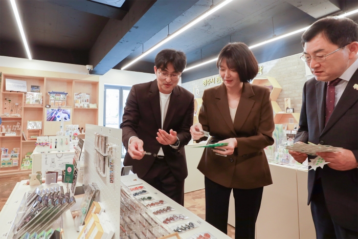 최수연 네이버 대표가 지난 28일 경주 황리단길에서 열린 네이버 '비로컬위크' 캠페인을 방문, 청년 상점을 둘러보고 있다. 사진=네이버 제공