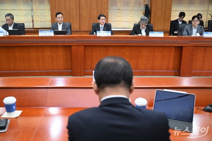 (중앙)이억원 금융위원장이 30일 오전 서울 여의도 금융투자협회에서 열린 금융투자업계 CEO 간담회에서 모두발언을 하고 있다. 사진=강민석 기자 kms@newsway.co.kr