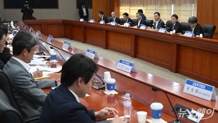 이억원 금융위원장이 30일 오전 서울 여의도 금융투자협회에서 열린 금융투자업계 CEO 간담회에서 모두발언을 하고 있다. 사진=강민석 기자 kms@newsway.co.kr