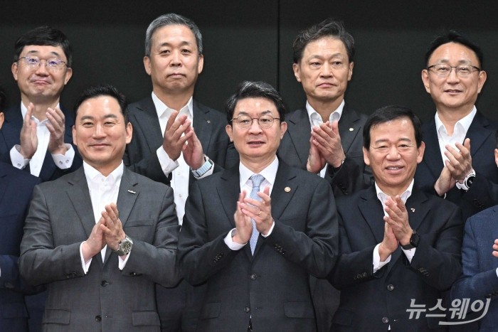 (앞 줄 왼쪽 두 번째)이억원 금융위원장과 (앞 줄 오른쪽 첫 번째)서유석 금융투자협회장을 비롯한 내빈들이 30일 오전 서울 여의도 금융투자협회에서 열린 금융투자업계 CEO 간담회에서 기념촬영을 하고 있다. 사진=강민석 기자 kms@newsway.co.kr