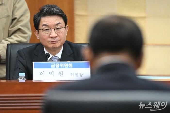 이억원 금융위원장이 30일 오전 서울 여의도 금융투자협회에서 열린 금융투자업계 CEO 간담회에서 서유석 금융투자협회장의 모두발언을 경청하고 있다. 사진=강민석 기자 kms@newsway.co.kr