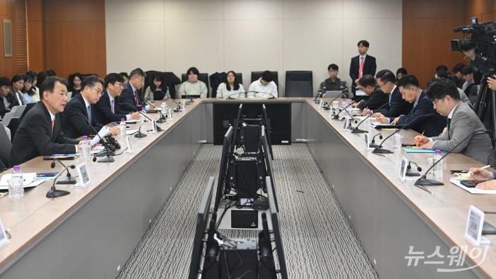 (왼쪽 첫 번째)정은보 한국거래소 이사장이 30일 오후 서울 여의도 한국거래소에서 열린 코스피 5000 시대 도약을 위한 시장전문가 간담회에서 발표를 하고 있다. 사진=강민석 기자 kms@newsway.co.kr