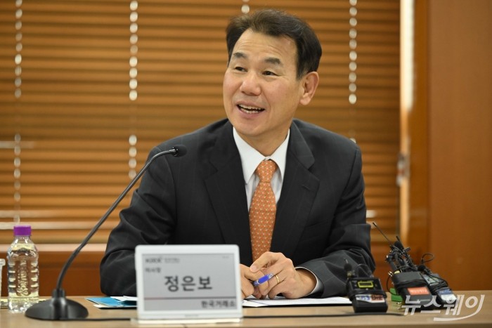 정은보 한국거래소 이사장이 30일 오후 서울 여의도 한국거래소에서 열린 코스피 5000 시대 도약을 위한 시장전문가 간담회에서 발표를 하고 있다. 사진=강민석 기자 kms@newsway.co.kr
