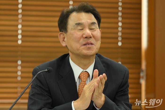 정은보 한국거래소 이사장이 30일 오후 서울 여의도 한국거래소에서 열린 코스피 5000 시대 도약을 위한 시장전문가 간담회에서 미소를 지으며 박수 치고 있다. 사진=강민석 기자 kms@newsway.co.kr