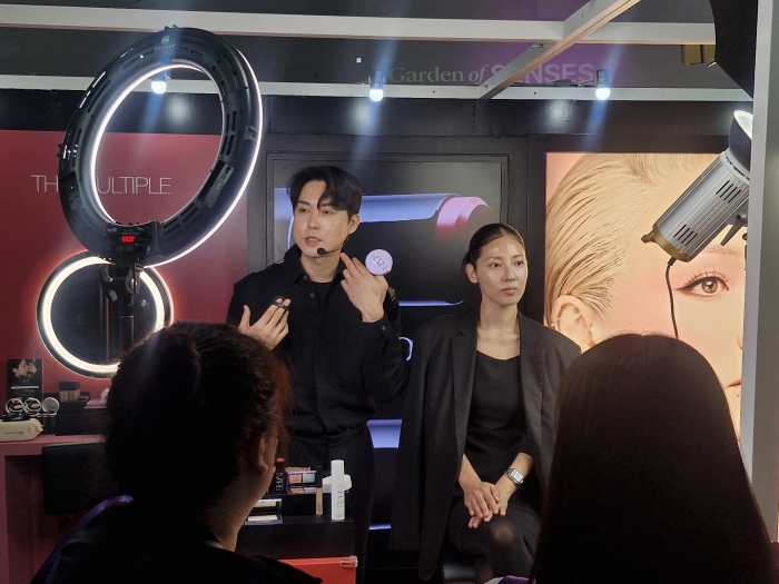 30일 컬리뷰티페스타 행사장에서 나스 메이크업 쇼가 진행되고 있다. 사진=조효정기자