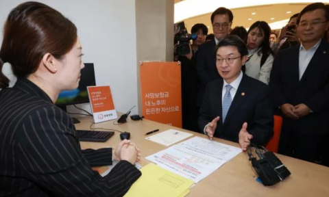 한화생명 찾은 이억원 금융위원장···&quot;사망보험금 유동화, 소비자 신뢰 높일 수 있어&quot;