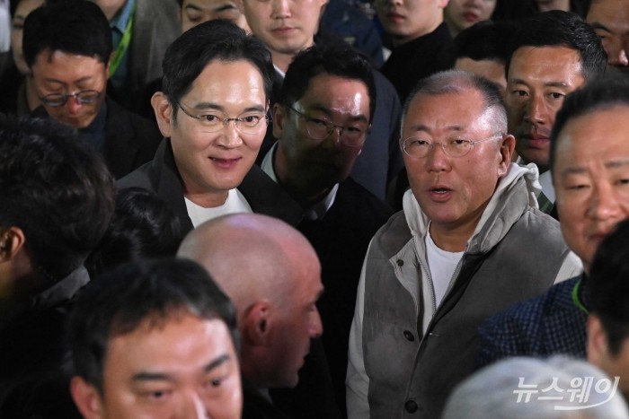 (왼쪽)이재용 삼성전자 회장과 정의선 현대차그룹 회장이 30일 오후 서울 강남구 코엑스광장에서 열린 '엔비디아 지포스 게이머 페스티벌' 주요 파트너 회사 부스에 참석해 자리하고 있다. 사진=강민석 기자 kms@newsway.co.kr