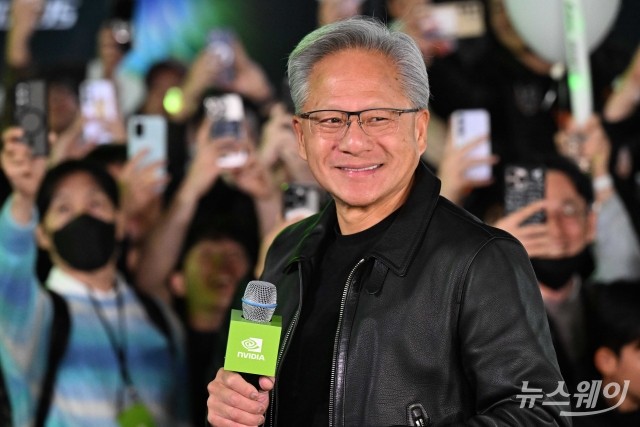 미소 머금고 참관객들과 대화 나누는 젠슨 황 엔비디아 최고경영자