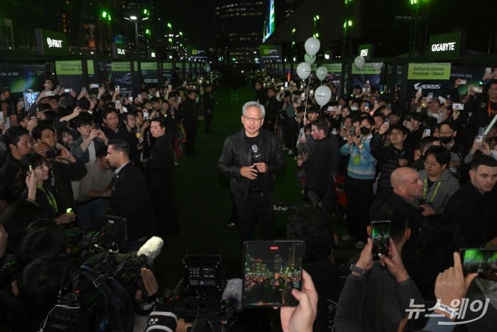 젠슨 황 엔비디아 최고경영자가 30일 오후 서울 강남구 코엑스광장에서 열린 '엔비디아 지포스 게이머 페스티벌' 주요 파트너 회사 부스에서 참관객들과 대화를 하고 있다. 사진=강민석 기자 kms@newsway.co.kr