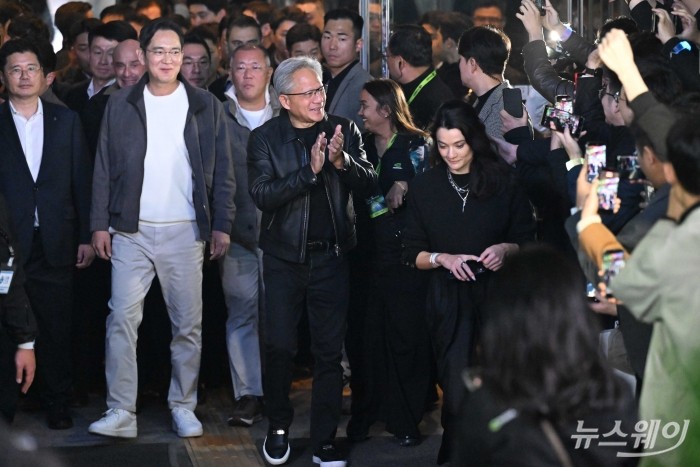 젠슨 황 엔비디아 최고경영자와 이재용 삼성전자 회장, 정의선 현대차그룹 회장을 비롯한 내빈들이 30일 오후 서울 강남구 코엑스광장에서 열린 '엔비디아 지포스 게이머 페스티벌' 주요 파트너 회사 부스를 방문하기 위해 부스장으로 들어서고 있다. 사진=강민석 기자 kms@newsway.co.kr