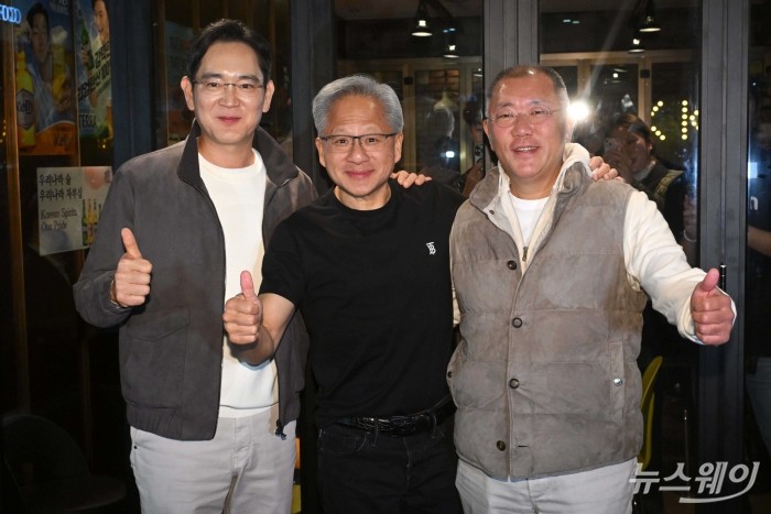 (중앙)젠슨 황 엔비디아 최고경영자와 (왼쪽)이재용 삼성전자 회장, 정의선 현대차그룹 회장이 30일 오후 서울 강남구 치킨집 '깐부치킨 삼성점'에서 '치킨 회동'을 보낸 뒤 기념촬영을 하고 있다. 사진=강민석 기자 kms@newsway.co.kr