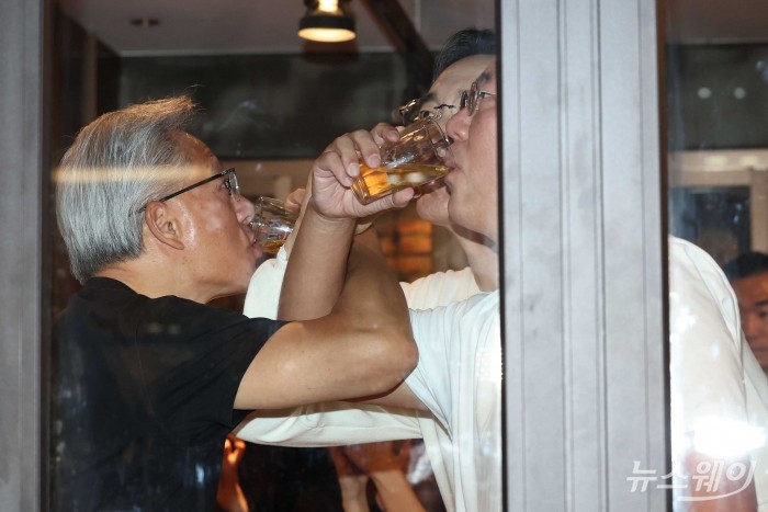 (왼쪽)젠슨 황 엔비디아 최고경영자와 (오른쪽 윗)이재용 삼성전자 회장, 정의선 현대차그룹 회장이 30일 오후 서울 강남구 치킨집 '깐부치킨 삼성점'에서 '치킨 회동'을 즐기며 러브샷을 하고 있다. 사진=강민석 기자 kms@newsway.co.kr