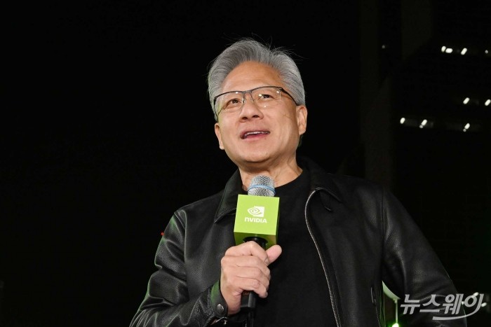 젠슨 황 엔비디아 최고경영자가 30일 오후 서울 강남구 코엑스광장에서 열린 '엔비디아 지포스 게이머 페스티벌' 주요 파트너 회사 부스에서 참관객들과 대화를 하고 있다. 사진=강민석 기자 kms@newsway.co.kr