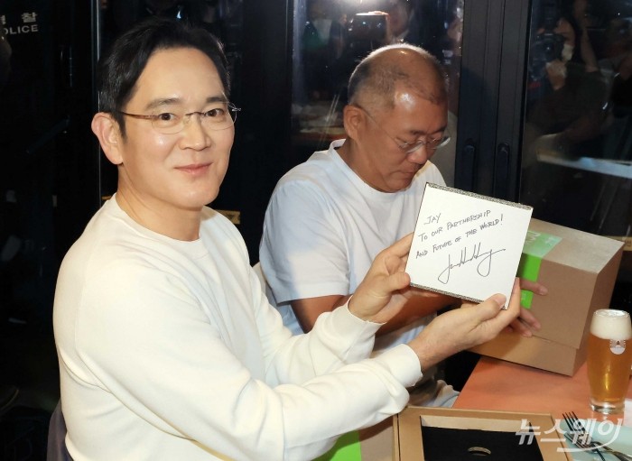 이재용 삼성전자 회장이 30일 오후 서울 강남구 치킨집 '깐부치킨 삼성점'에서 젠슨 황 엔비디아 최고경영자, 정의선 현대차그룹 회장과 '치킨 회동'을 즐기며 두 경영진 대표로부터 받은 선물을 공개하고 있다. 사진=강민석 기자 kms@newsway.co.kr