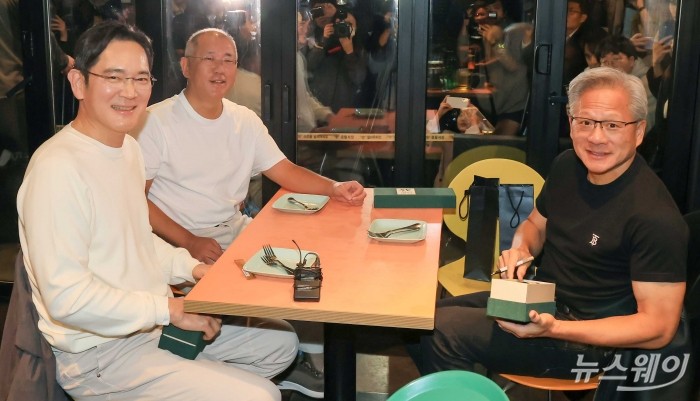 (오른쪽)젠슨 황 엔비디아 최고경영자와 (왼쪽 앞)이재용 삼성전자 회장, 정의선 현대차그룹 회장이 30일 오후 서울 강남구 치킨집 '깐부치킨 삼성점'에서 '치킨 회동'을 즐기고 있다. 사진=강민석 기자 kms@newsway.co.kr