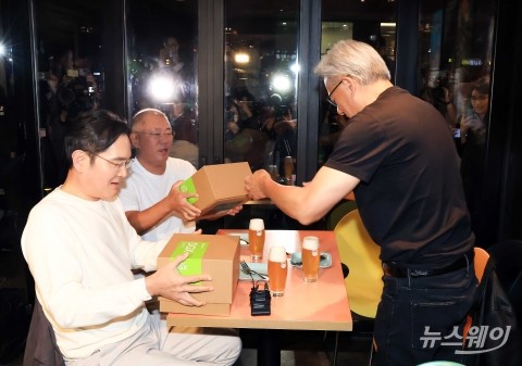'AI 깐부 회동' 찾아 이재용·정의선 회장에게 선물 전달하는 젠슨 황