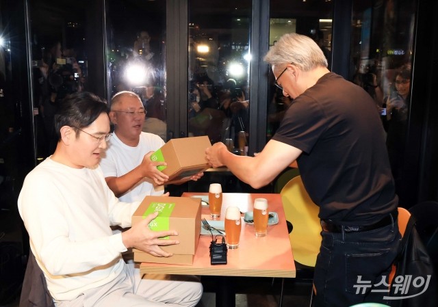 'AI 깐부 회동' 찾아 이재용·정의선 회장에게 선물 전달하는 젠슨 황