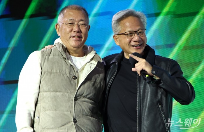 (왼쪽)젠슨 황 엔비디아 최고경영자와 정의선 현대차그룹 회장이 '엔비디아 지포스 게이머 페스티벌' 본무대에서 인사를 하고 있다. 사진=강민석 기자 kms@newsway.co.kr