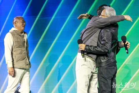 'AI 깐부동맹' 맺고 포옹 나누는 젠슨 황·이재용