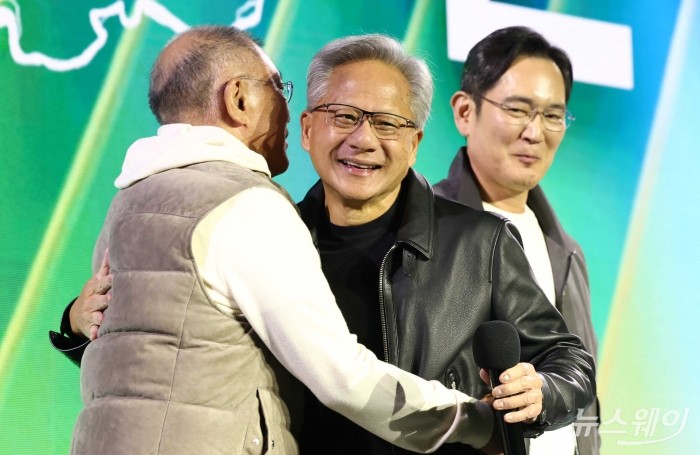 (중앙)젠슨 황 엔비디아 최고경영자과 정의선 현대차그룹 회장이 30일 오후 서울 강남구 코엑스광장에서 열린 '엔비디아 지포스 게이머 페스티벌' 본무대에서 포옹을 하고 있다. (오른쪽)이재용 삼성전자 회장. 사진=강민석 기자 kms@newsway.co.kr
