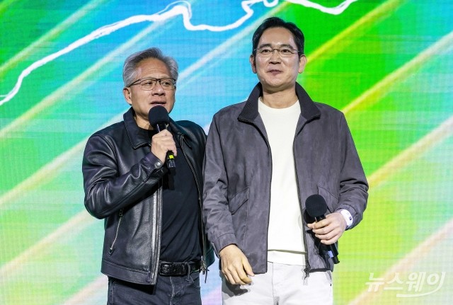 이재용의 젠슨 황 '밀착 스킨십'···"HBM4 시장선 주도권 쥔다"