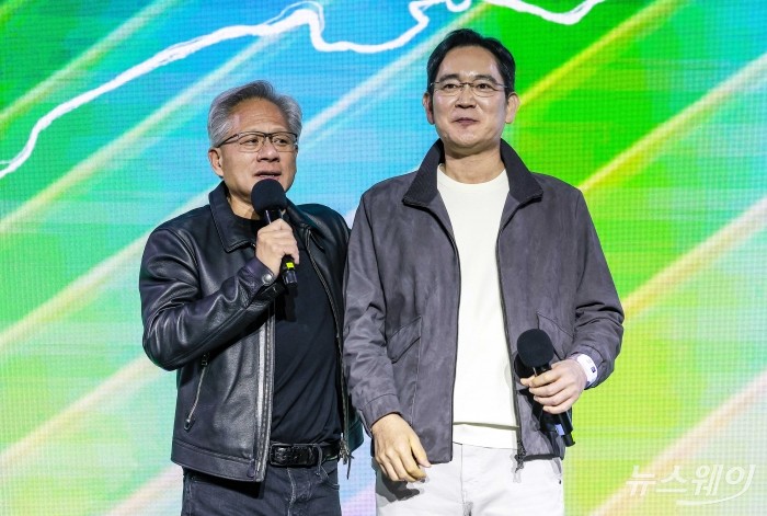 젠슨 황 엔비디아 최고경영자가 30일 오후 서울 강남구 코엑스광장에서 열린 '엔비디아 지포스 게이머 페스티벌' 본무대에서 인사말을 하고 있다. (오른쪽)이재용 삼성전자 회장. 사진=강민석 기자 kms@newsway.co.kr