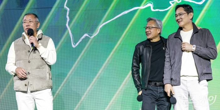 정의선 현대차그룹 회장이 30일 오후 서울 강남구 코엑스광장에서 열린 '엔비디아 지포스 게이머 페스티벌' 본무대에서 인사말을 하고 있다. (왼쪽부터)정 현대차그룹 회장, 젠슨 황 엔비디아 최고경영자, 이재용 삼성전자 회장. 사진=강민석 기자 kms@newsway.co.kr