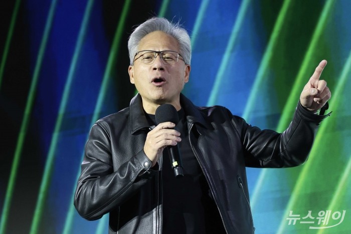젠슨 황 엔비디아 최고경영자가 30일 오후 서울 강남구 코엑스광장에서 열린 '엔비디아 지포스 게이머 페스티벌' 본무대에서 인사말을 하고 있다. 사진=강민석 기자 kms@newsway.co.kr