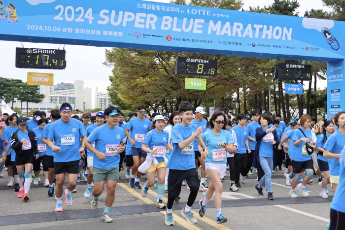 지난해 10월 서울 마포구 평화의공원 일대에서 2024 슈퍼 블루마라톤_을 개최해 참가자들이 힘차게 출발하고 있다./사진=롯데 제공