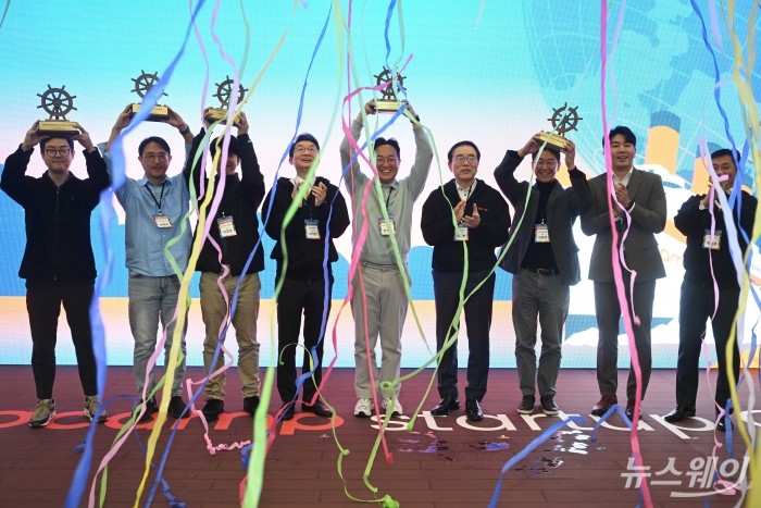 (왼쪽 네 번째)이억원 금융위원장과 (중앙 오른쪽)조용병 은행연합회장, (오른쪽 첫 번째)박영훈 디캠프 대표를 비롯한 수상자들이 31일 오전 서울 마포구 프론트원에서 열린 '스타트업 오픈 이노베이션' 시상식에서 기념촬영을 하고 있다. 사진=강민석 기자 kms@newsway.co.kr