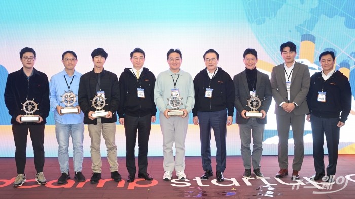 (왼쪽 네 번째)이억원 금융위원장과 (중앙 오른쪽)조용병 은행연합회장, (오른쪽 첫 번째)박영훈 디캠프 대표를 비롯한 수상자들이 31일 오전 서울 마포구 프론트원에서 열린 '스타트업 오픈 이노베이션' 시상식에서 기념촬영을 하고 있다. 사진=강민석 기자 kms@newsway.co.kr