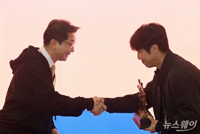 이억원 금융위원장이 31일 오전 서울 마포구 프론트원에서 열린 '스타트업 오픈 이노베이션' 시상식에서 수상자에게 상패를 전달한 뒤 악수를 하고 있다. 사진=강민석 기자 kms@newsway.co.kr