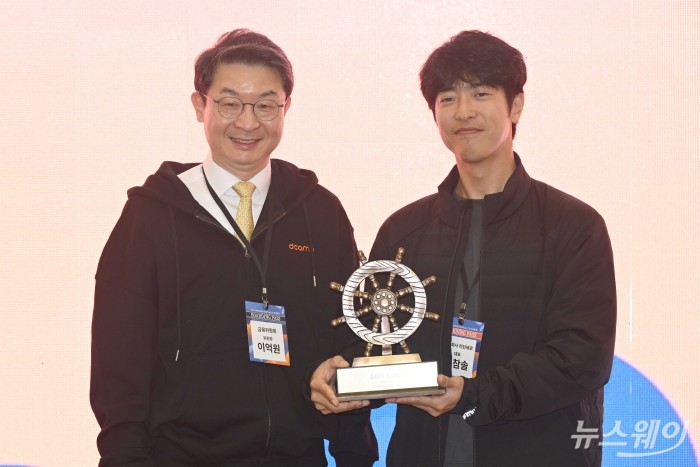 이억원 금융위원장이 31일 오전 서울 마포구 프론트원에서 열린 '스타트업 오픈 이노베이션' 시상식에서 수상자와 기념촬영을 하고 있다. 사진=강민석 기자 kms@newsway.co.kr