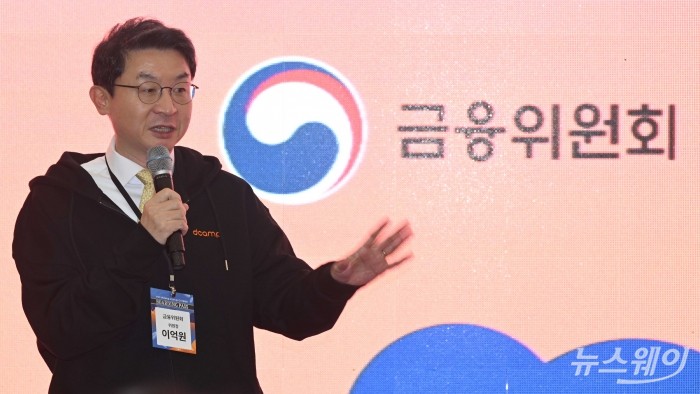 이억원 금융위원장이 31일 오전 서울 마포구 프론트원에서 열린 '스타트업 오픈 이노베이션' 시상식에서 수상자 발표를 하고 있다. 사진=강민석 기자 kms@newsway.co.kr