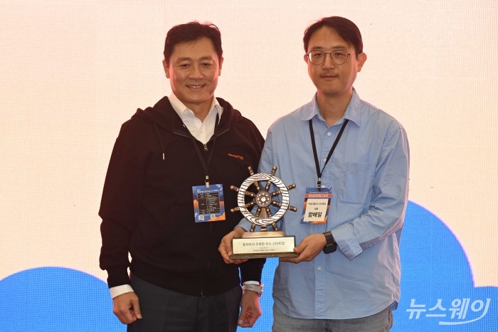 박영훈 디캠프 대표가 31일 오전 서울 마포구 프론트원에서 열린 '스타트업 오픈 이노베이션' 시상식에서 수상자에게 상패를 전달한 뒤 기념촬영을 하고 있다. 사진=강민석 기자 kms@newsway.co.kr